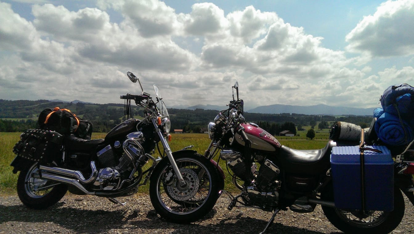 Foto von zwei Motorrädern